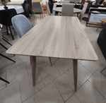 תמונה של שולחן פינת אוכל מעולה + ארבעה כסאות תואמים במבצע