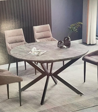 תמונה של שולחן קראמי טופ בצבע בטון אפור עם רגל מתכת שחורה