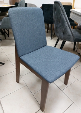 כיסא עץ מלא בעיצוב קלאסי